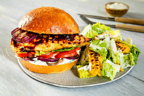 RS Burger mit saftigem Bio-Hähnchen dazu Salat mit gegrilltem Mais