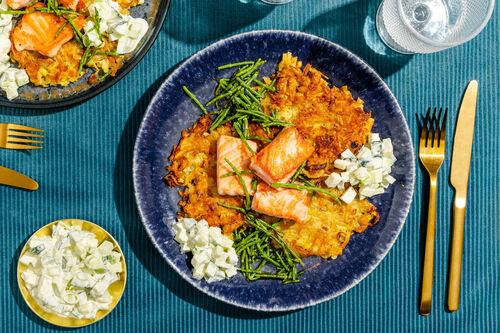 Kartoffelpuffer mit Lachs und Queller und cremigem Apfel-Gurken-Dip