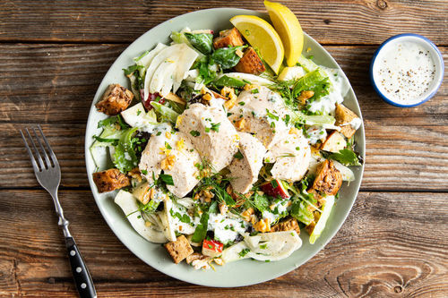 Zartes Hähnchen auf Waldorfsalat mit Kräutern und Croûtons