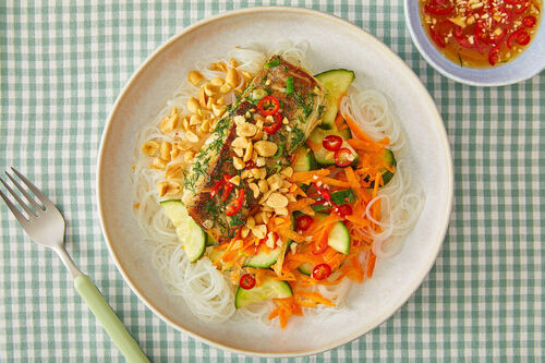 Seehecht „Cha Ca La Vong“ auf Glasnudeln mit pikanter Sauce und eingelegten Gurken