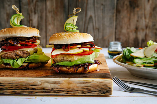 Cheeseburger mit Schweinehack & Apfel mit karamellisierten Zwiebeln, dazu Salat