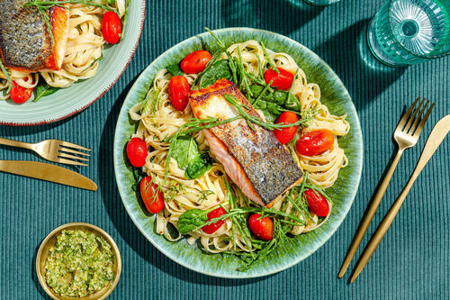 Knuspriges Lachsfilet mit Queller auf Pasta mit Chili-Kirschtomaten und Dill