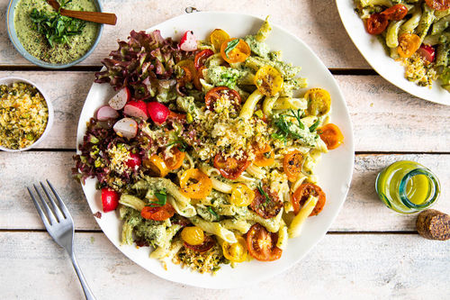 Pasta mit Nussknusper und Kapernpesto mit bunten Rösttomaten und Radieschen-Salat