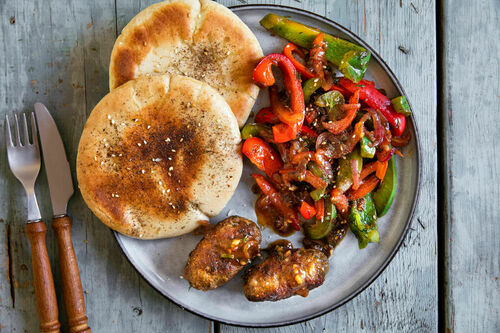 Orientalische Garnelenspieße mit würzigem Paprikagemüse und Pitabrot