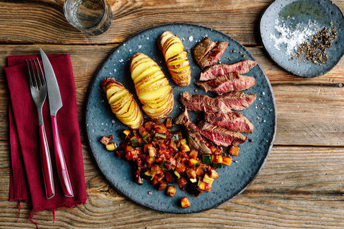 Bio-Rindersteak mit Ratatouille und gerösteten Fächerkartoffeln