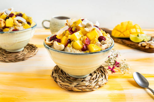 Special: Kokos-Quinoa-Porridge mit Mango, Passionsfrucht und Cashews