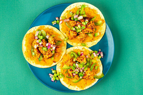 Tostadas mit knusprigem Tofu auf Süßkartoffelpüree und grüner Paprika