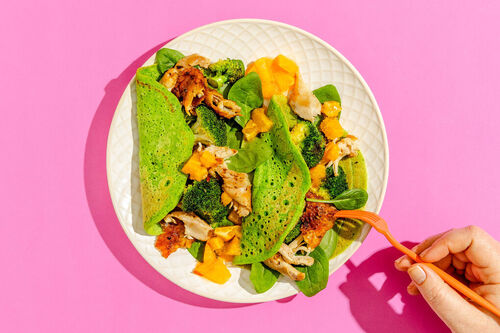 Spinat-Crêpes mit Cajun-Hähnchen dazu Brokkoli und Orangen-Chili-Salsa