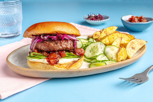 Veganer Burger mit Tomaten-Chutney-Dip dazu Kartoffelspalten aus dem Ofen