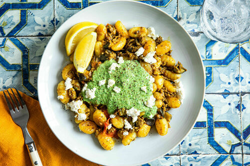RS Auberginen-Hack-Pfanne mit Gnocchi und Basilikum-Feta-Pesto