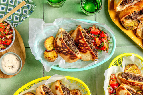 Pitataschen mit Rinderhack und Tahini dazu Ofenkartoffeln und pikanter Tomatensalat