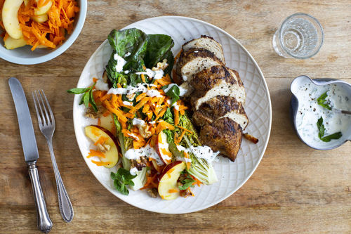 Gebratene Bio-Hähnchenbrust auf Apfel-Karotten-Salat mit Nüssen
