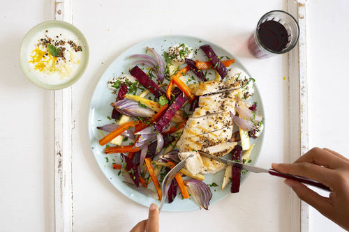 Zartes Bio-Hähnchenfilet mit Joghurtdip und rustikalem Ofengemüse