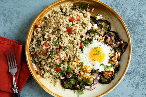 Überbackene Auberginen mit Feta & Ei dazu Kräuter-Tomaten-Quinoa