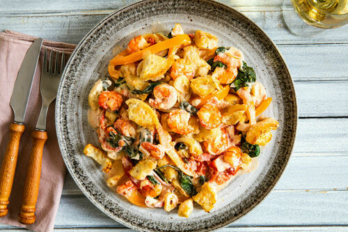 Gemüsegratin mit Garnelen und knuspriger Croûtonhaube