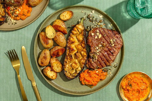 Bio-Rindersteak und Aubergine vom Grill mit Kartoffeln und rauchiger Tomatensalsa