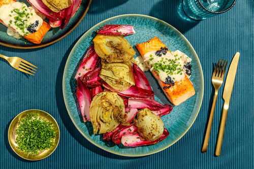 Lachs mit Zitronensauce und Seealgen-Kaviar an Chicoréesalat mit geschmortem Fenchel