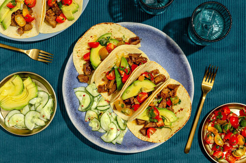 Üppige Schweinefleisch-Carnitas mit Chipot mit Tomatensalsa, Gurkensalat & Avocado