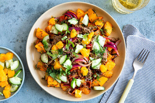 Kartoffelpfanne mit Bio-Hack libanesische Art dazu erfrischender Orangen-Gurken-Salat