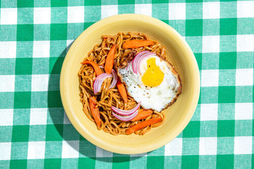 Bami Goreng mit Spiegelei dazu eingelegte Zwiebeln