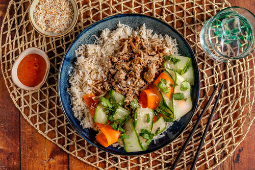 Vietnamesisches Schweinehack mit Kokosreis und Karotten-Gurken-Salat