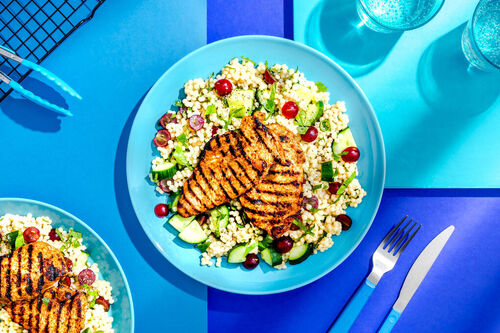 Würzige Bio-Hähnchenbrust vom Grill auf aromatischem Perlencouscous-Trauben-Salat