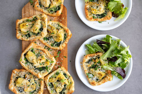 Artischocken-Käse-Tartes mit gemischtem Salat