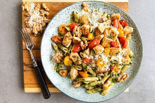 Hähnchenbrust mit Penne und Walnuss-Basilikum-Pesto