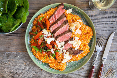 Zartes Rindersteak auf Tomatenrisotto dazu Spinatsalat