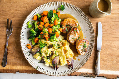Feines Schweinefilet mit würziger Sauce dazu Kartoffelstampf und Brokkoligemüse