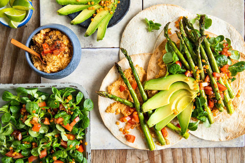 Tortillas mit Spargel und Knusperlinsen mit feiner Linsencreme, Avocado & Salat