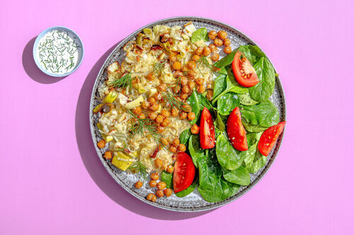 Kartoffel-Lauch-Puffer mit Spinatsalat dazu knusprige Kichererbsen