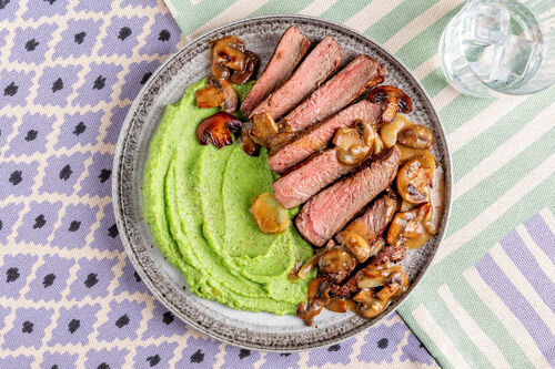 Saftiges Rinderhüftsteak mit cremiger Pilzsauce und Brokkolipüree
