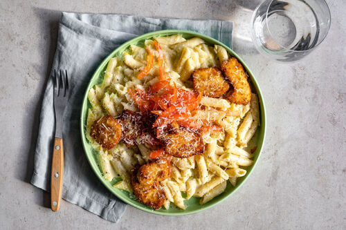 Saftige Hähnchennuggets auf cremiger Lauch-Pasta mit Käse