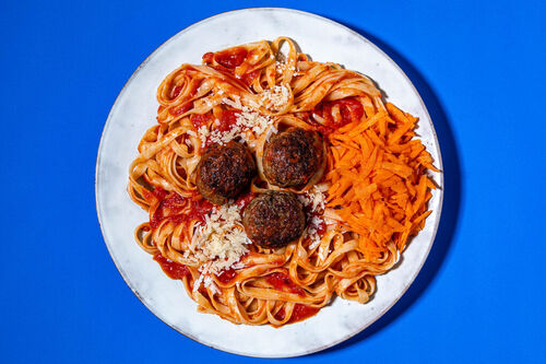 Hackbällchen in Sugo all’arrabbiata an Tagliatelle und frischem Karottensalat