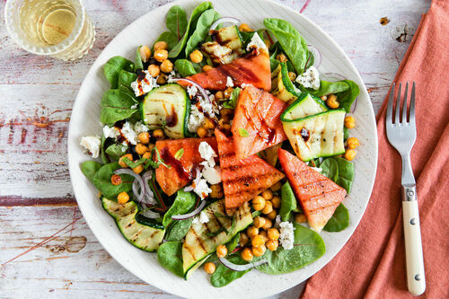 Salat mit gegrillter Melone und Greek White mit Kichererbsen und Zucchini