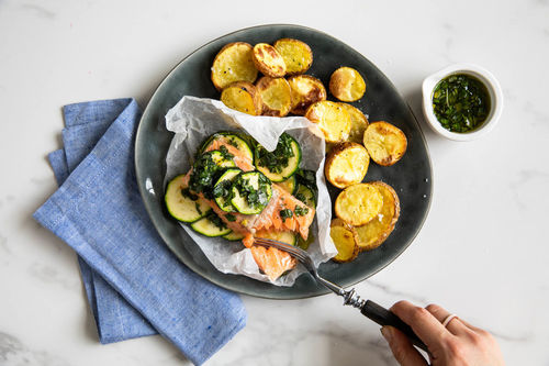 RS Lachs-Päckchen aus dem Ofen mit Zucchini und Kräuterkartoffeln