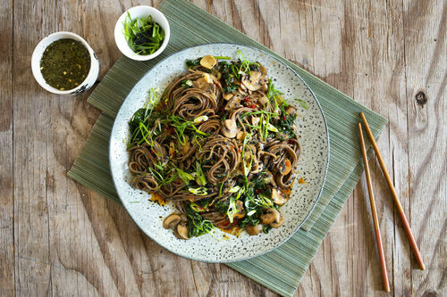 Sobanudeln in süß-scharfer Sauce mit Champignons und Spinat