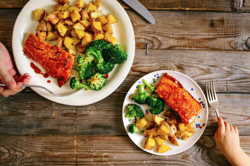 Teriyaki-Lachs mit Brokkoli und knusprigen Röstkartoffeln