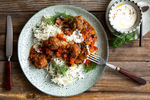 Orientalische Hackbällchen mit Knofi-Joghurt und Dill-Reis