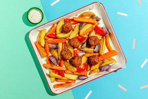 Vegane Tandoori-Bällchen mit Röstgemüse und frischem Minzdip