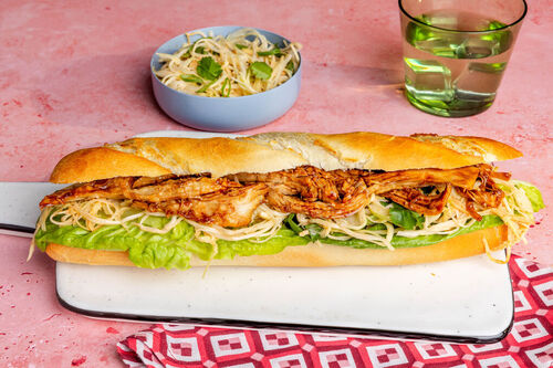 Pulled Chicken Sandwich mit würzigem Krautsalat und Koriander