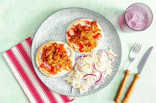 Pulled-Chicken-Pitas mit Fenchelsalat mit milchfreiem Cajun-Dip und frischer Tomate