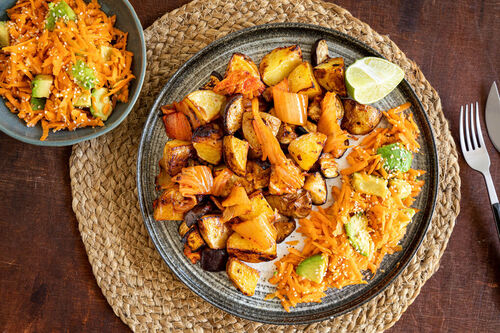 Kartoffeln und Aubergine mit Kimchi dazu Avocado-Karotten-Salat