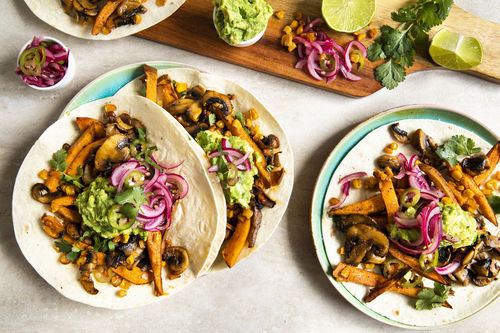 Vegane Fajitas mit High-Protein-Tortillas mit Guacamole und eingelegten Zwiebeln