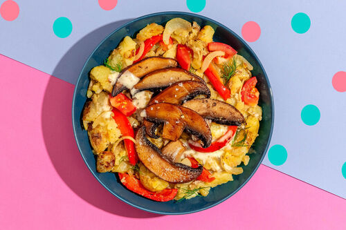 Kartoffelpfanne mit Portobello-Pilzen und viel Gemüse, garniert mit Dill