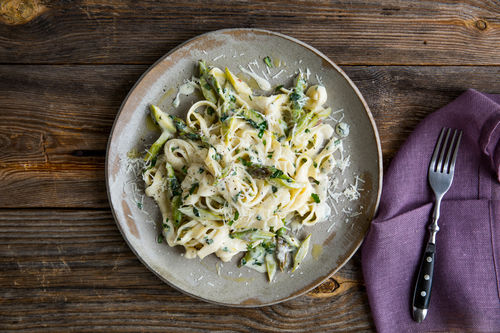 Getrüffelte Pasta mit Spargel und frischen Kräutern