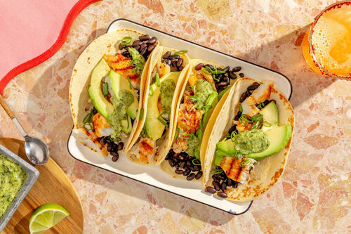 Tacos mit gegrilltem Kabeljau und Bohnen cremig-fein mit Salsa verde und Avocado