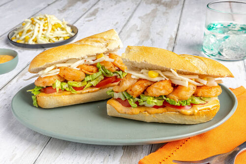 Po’boy mit knusprigen Cajun-Garnelen mit Salat, Tomaten und Mais-Coleslaw