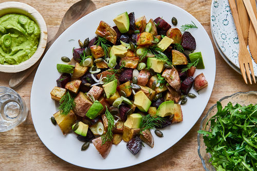 Geröstetes Ofengemüse mit Rucola und Avocadocreme